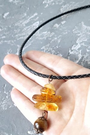 Работа Колье-чоккер с натуральным янтарем в позолоте