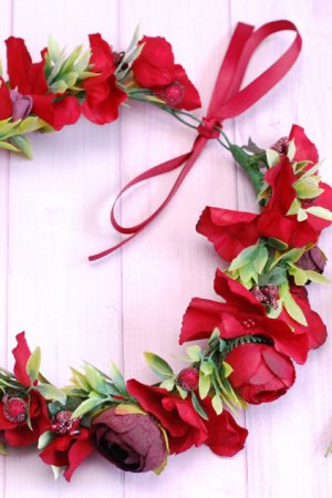 Робота Комплект прикрас в бордовому кольорі: віночок і бутоньєрка