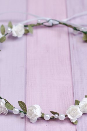 Работа Нежный белый венок веночек с розами и бусинами