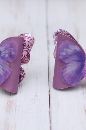 Работа Бантики с бабочками из экокожи сиренево-фиолетовые