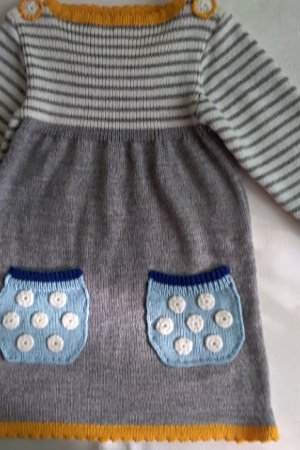 Работа Вязаное детское платьице с "веселыми" карманчиками