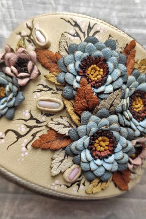 Работа Заколка для волос из натуральной кожи с кораллами