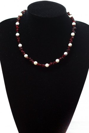 Робота Намисто з гранату і перламутру  "Гранатовий акцент"