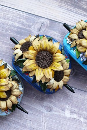 Работа Заколка для волос из натуральной кожи с подсолнухами