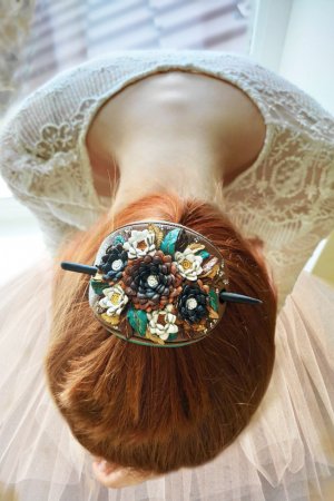 Работа Кожаная заколка для волос с цветочной композицией