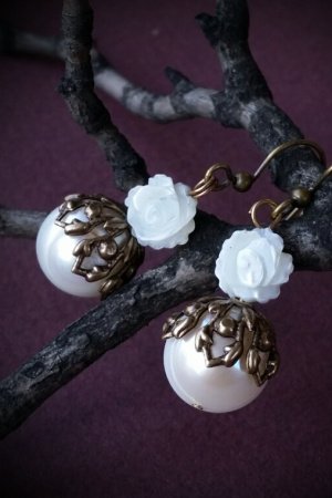 Работа Белые серьги с жемчугом и перламутром