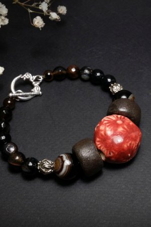 Робота Агатовий браслет з червоною намистиною