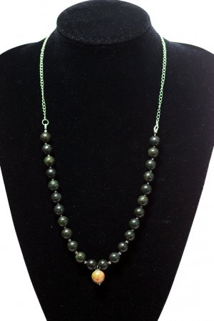 Работа Колье из серпентина "Горный лен"