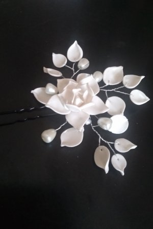 Робота Шпилька з квіткою і каплевидні перлами