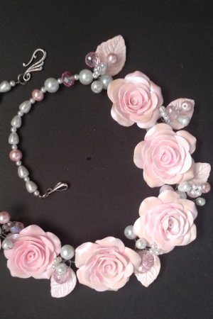 Робота Кольє з  рожевими трояндами і перлами