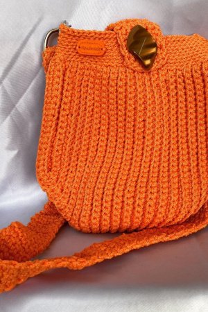 Работа сумочка-ракушечка, оранжевого цвета.