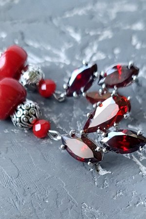 Робота Сережки з натуральними коралами та кристалами циркону