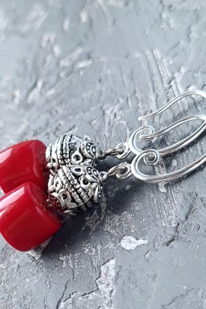 Работа Серьги с натуральными кораллами и серебряными застежками № 395