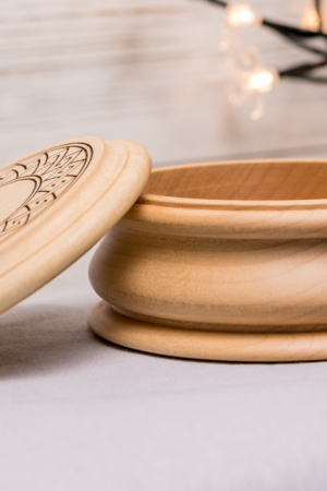 Робота  Горіхова різьблена шкатулка для прикрас, на подарунок