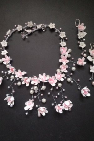 Работа Колье с розовыми крокусами