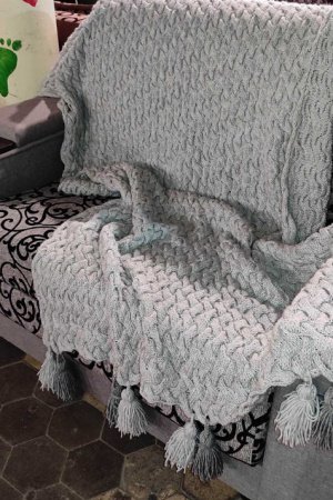 Робота Стильний сірий плед з помпонами