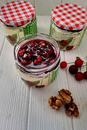 Робота вишневе пряне варення з волоським горіхом