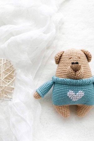 Робота В'язана іграшка "ведмедик в кофті з серцем"