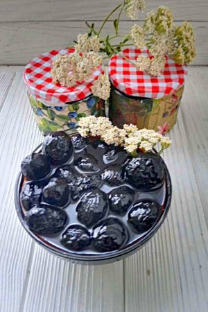 Работа варення з зелених волоських горыхыв