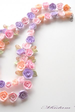 Работа Колье с разноцветными розами