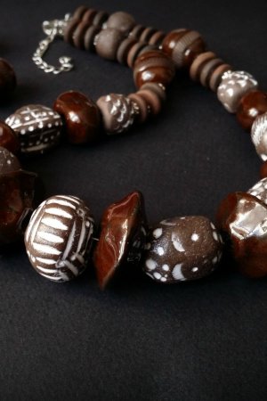 Робота Коричнево біле керамічне намисто