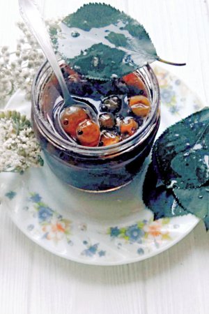 Работа варенье из крыжовника и вишневыми листьями