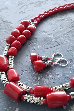 Робота Комплект з натуральними коралами намисто і сережки