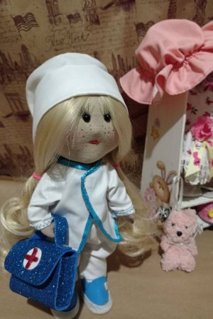 Работа Текстильная кукла "Врач"