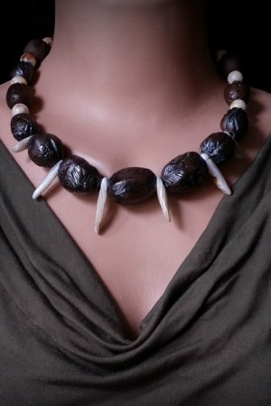 Робота Коричневе намисто з перламутром