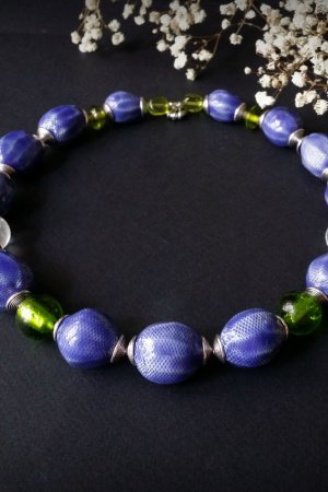 Робота Яскраво-синиє намисто із зеленим і білим склом