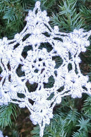 Работа Новогоднее украшение - снежинка вязаная