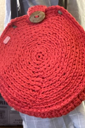 Робота сумка кругла, коралового кольору.