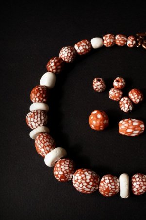 Работа Короткое красное ожерелье из керамики ручной работы