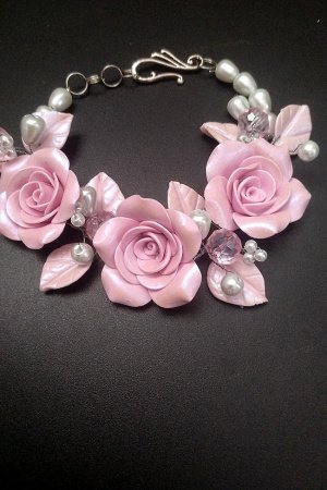 Работа Браслет с перламутровыми розами