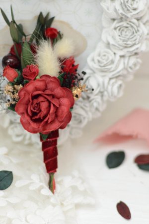 Работа Бархатная бутоньерка темно-красная