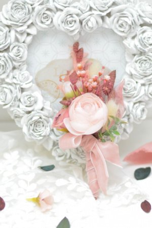 Работа Бархатная бутоньерка пудровая с сухоцветами