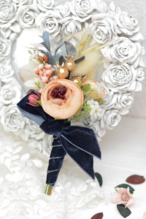 Работа Бархатная бутоньерка Navy Blue с персиковым пионом