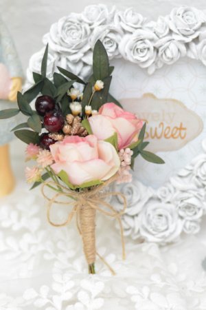 Работа Бутоньерка  с розами и зеленью