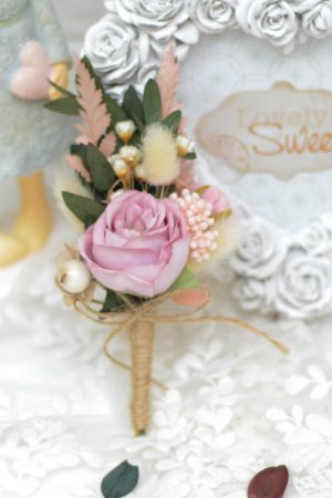 Работа Бутоньерка  с сиреневой розой и зеленью