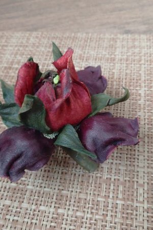 Робота Ірис. брошка зі шкіри