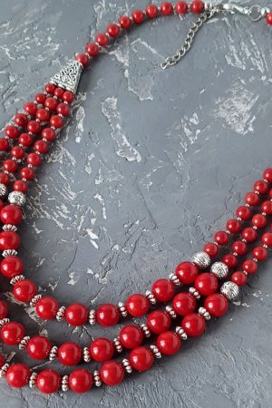 Работа Классическое трехрядной ожерелье из натуральных кораллов