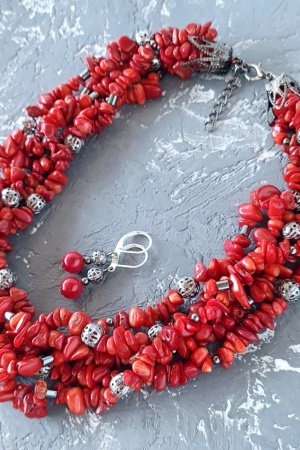 Работа Комплект из натуральных кораллов и гематита № 330