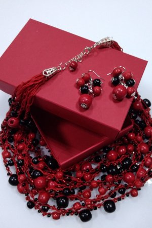 Работа Украинский ожерелье в этностиле Red and Black красные кораллы