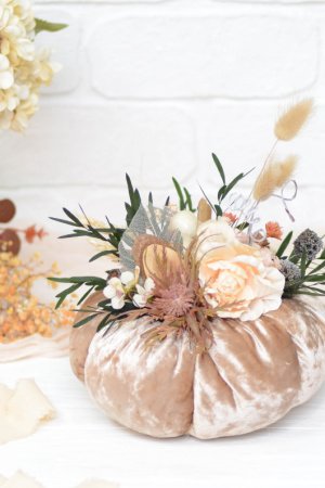 Работа Декоративная бархатная ТЫКВА С ДЕКОРОМ. Крем-беж