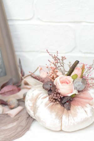 Робота Декоративна оксамитова ГАРБУЗ з декором. Крем-персик