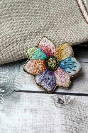 Работа Брошь Цветок-семицветик