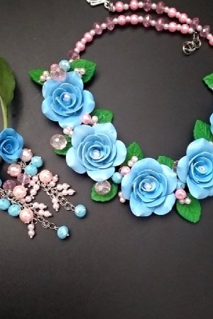 Робота Кольє і сережки з блакитними трояндами