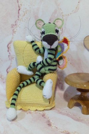 Робота Зелений тигр із крилами метелика. В'язаний символ року 2022