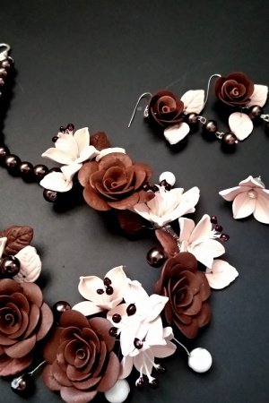 Робота Кольє з шоколадними трояндами і дві пари сережок