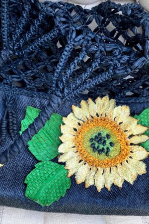 Работа Сумка плетеная с вышивкой из рафии и кожи.